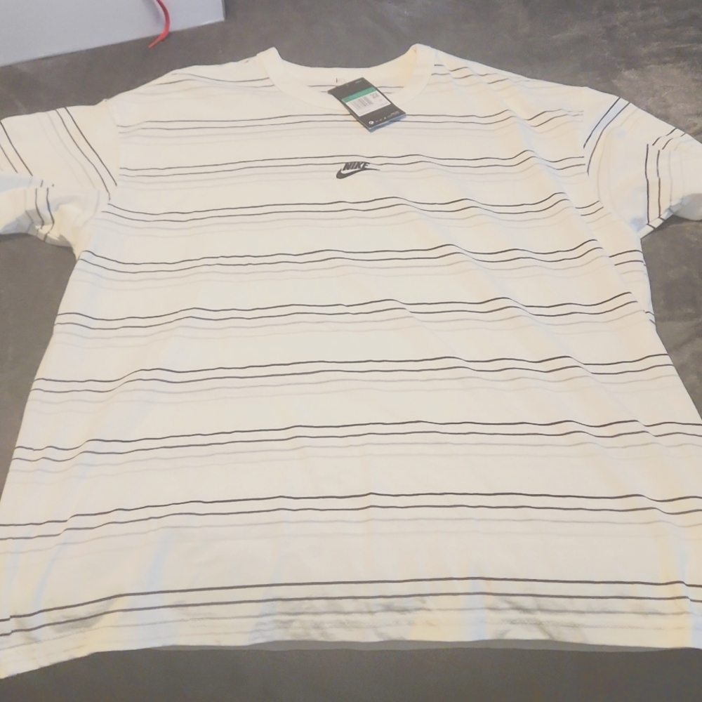 Mens Nike shirt Brand new with tag!! XL